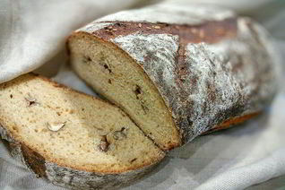 Хлеб на печеных яблоках с орешками