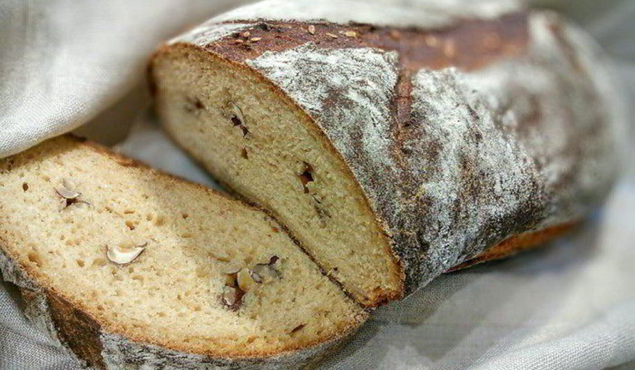 Рецепт хлеба на печеных яблоках с орешками