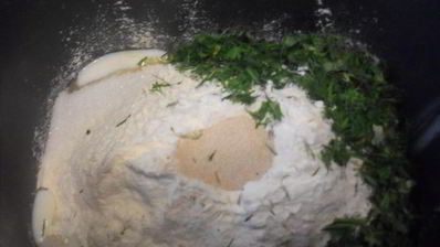 хлеб с укропом, луком, чесноком и чили
