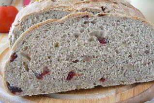 Ржаной хлеб с клюквой и грецким орехом