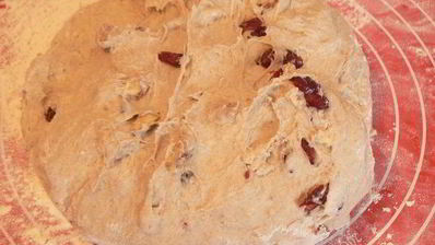 ржаной хлеб с клюквой и грецким орехом