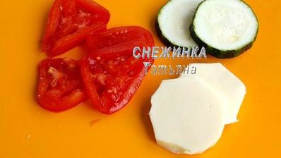 конвертики из баклажана с моцареллой, томатом и цукини
