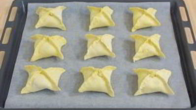 конвертики из слоеного теста с фаршированными абрикосами