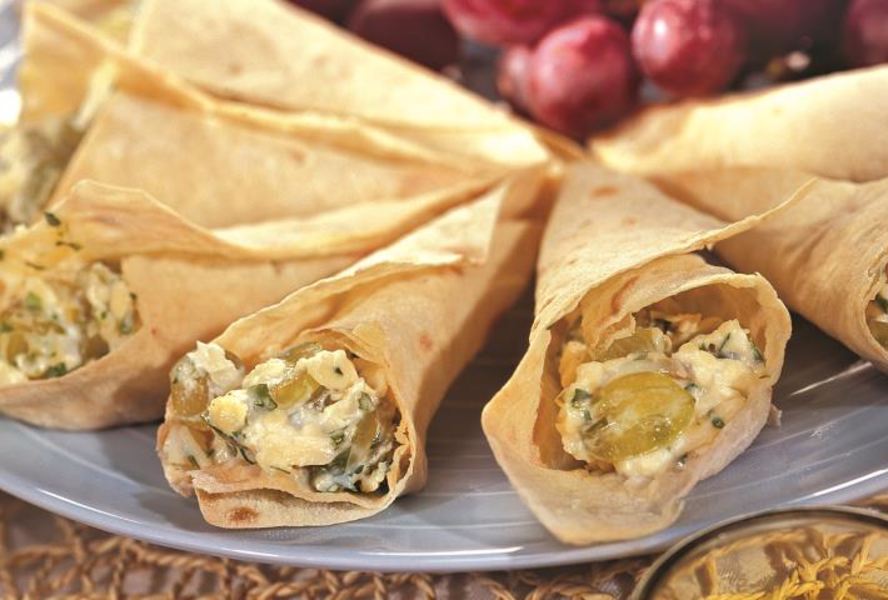 Кулечки из лаваша с сыром и виноградом