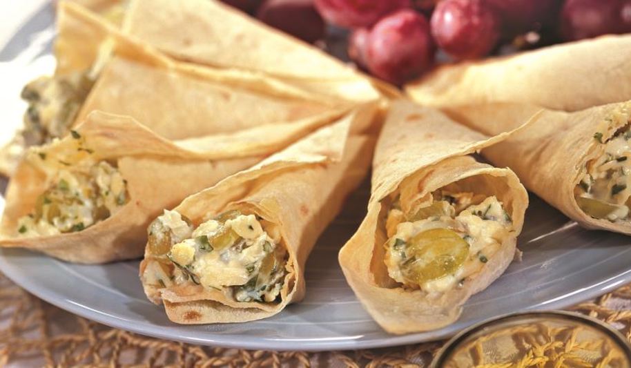 Рецепт кулечков из лаваша с сыром и виноградом
