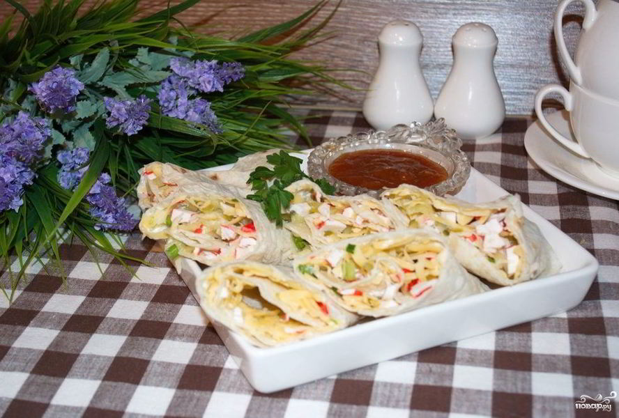 Лаваш с крабовыми палочками и огурцом