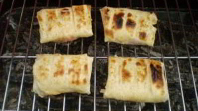 лаваш с сыром и помидорами на костре