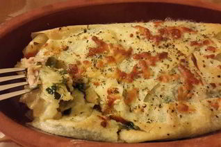 Лаваш с тунцом и шпинатом, запеченный в глиняной тарелке