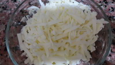 лаваш с тунцом и шпинатом, запеченный в глиняной тарелке