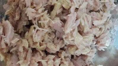 лаваш с тунцом и шпинатом, запеченный в глиняной тарелке