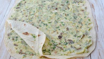 рулетики из лаваша с картофелем, грибами и зеленью