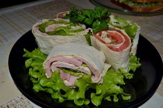 Рулеты из лаваша с сыром, ветчиной и рыбой