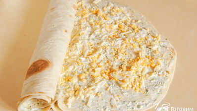 рыбка в лаваше с сыром, чесноком и зеленью