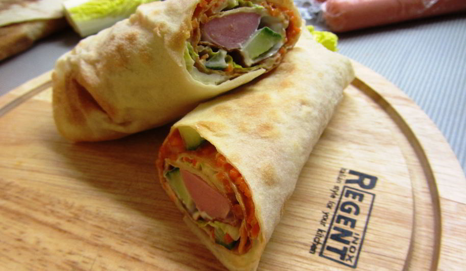 Рецепт трубочек из лаваша с сосиской и огурцом