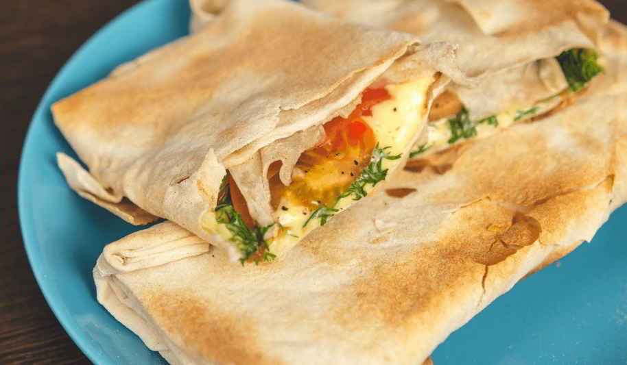 Рецепт жареного лаваша с сыром и помидорами