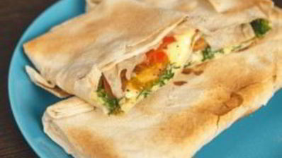 жареный лаваш с сыром и помидорами