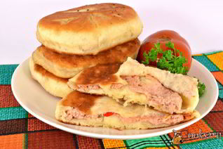 Дрожжевые лепешки с мясом на сковороде