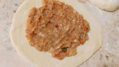 дрожжевые лепешки с мясом на сковороде