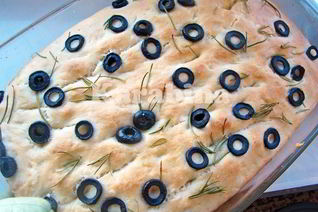 Фокачча с маслинами и розмарином