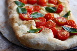 Фокачча с помидорами и чесноком