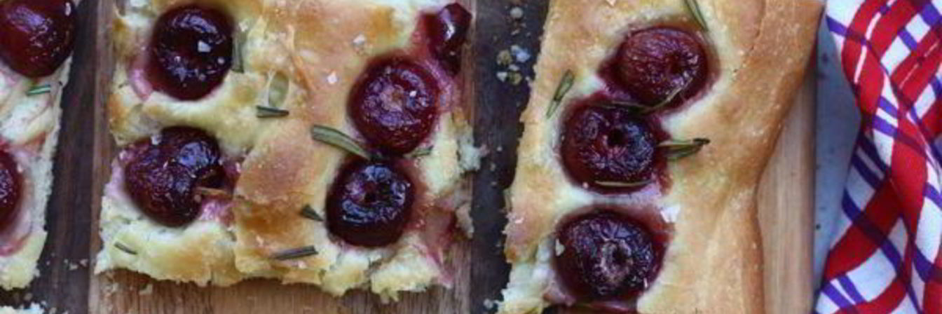 Фокачча с вишней и розмарином