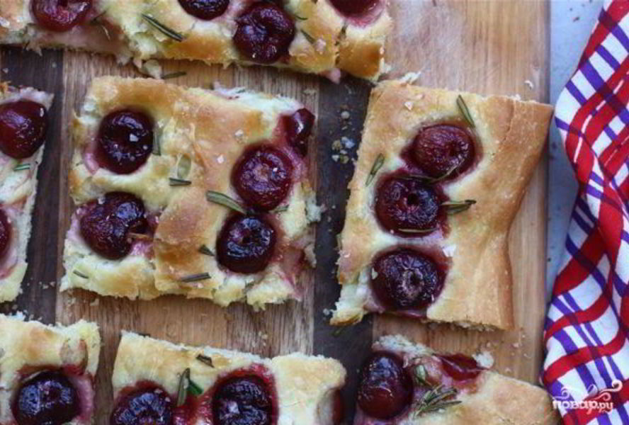 Фокачча с вишней и розмарином