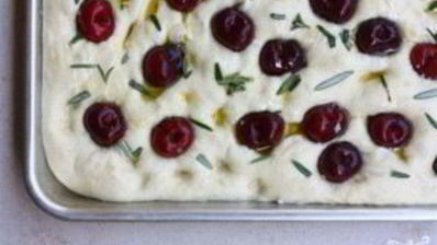 фокачча с вишней и розмарином