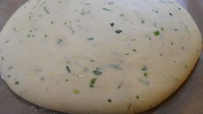фокачча с зеленью и чесноком