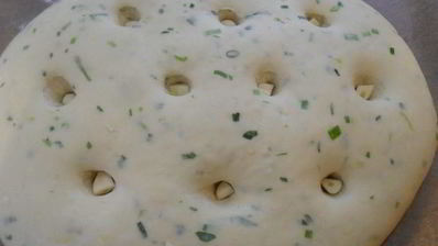 фокачча с зеленью и чесноком