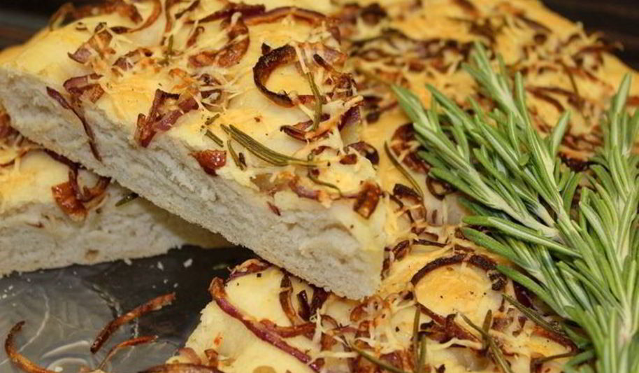 Рецепт фокаччи с жареным луком и розмарином