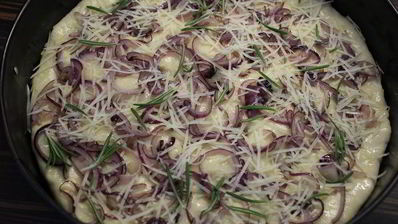 фокачча с жареным луком и розмарином