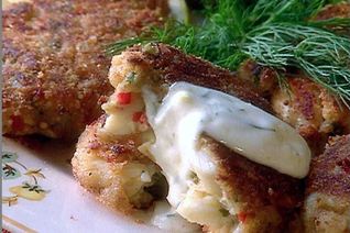 Крабовые лепешки с лимонно-укропным соусом