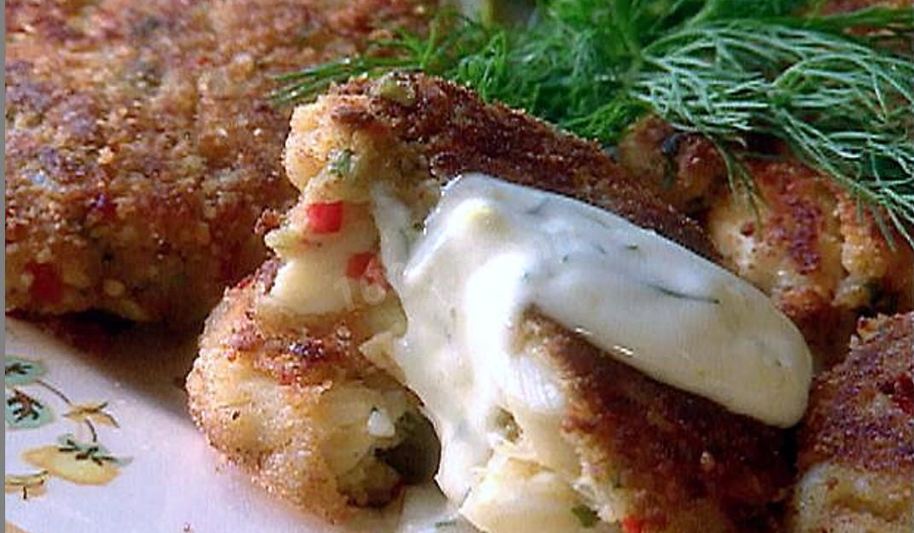 Рецепт крабовых лепешек с лимонно-укропным соусом