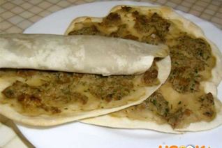 Ламаджо — армянские хрустящие лепешки прослоенные мясным фаршем