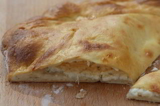 Лепешка с моцареллой, фетой и орегано