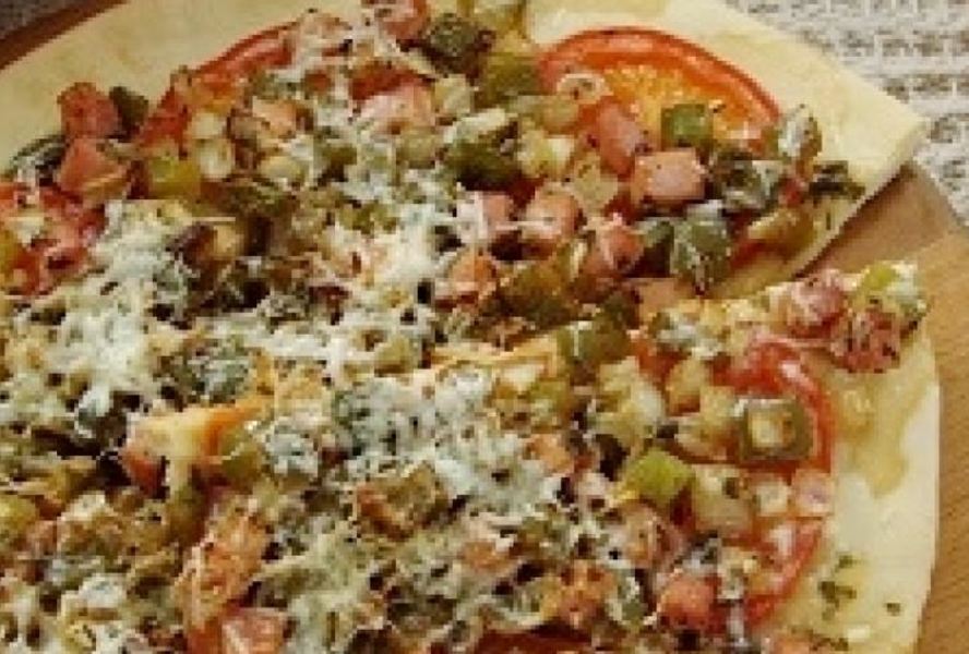 Лепешка с овощами и ветчиной