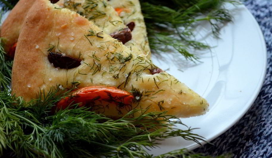 Рецепт лепешки с помидором, оливками и укропом