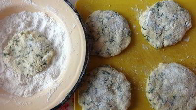 лепешки из брынзы с зеленью