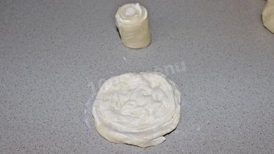 лепешки из слоеного теста катлама