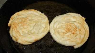 лепешки из слоеного теста катлама