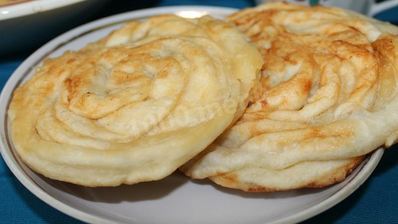 лепешки из слоеного теста катлама