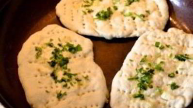 лепешки с чесноком и зеленью