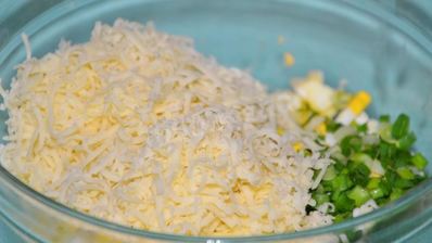 лепешки с зеленым луком и моцареллой