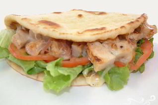 Пита с курицей и дзадзики