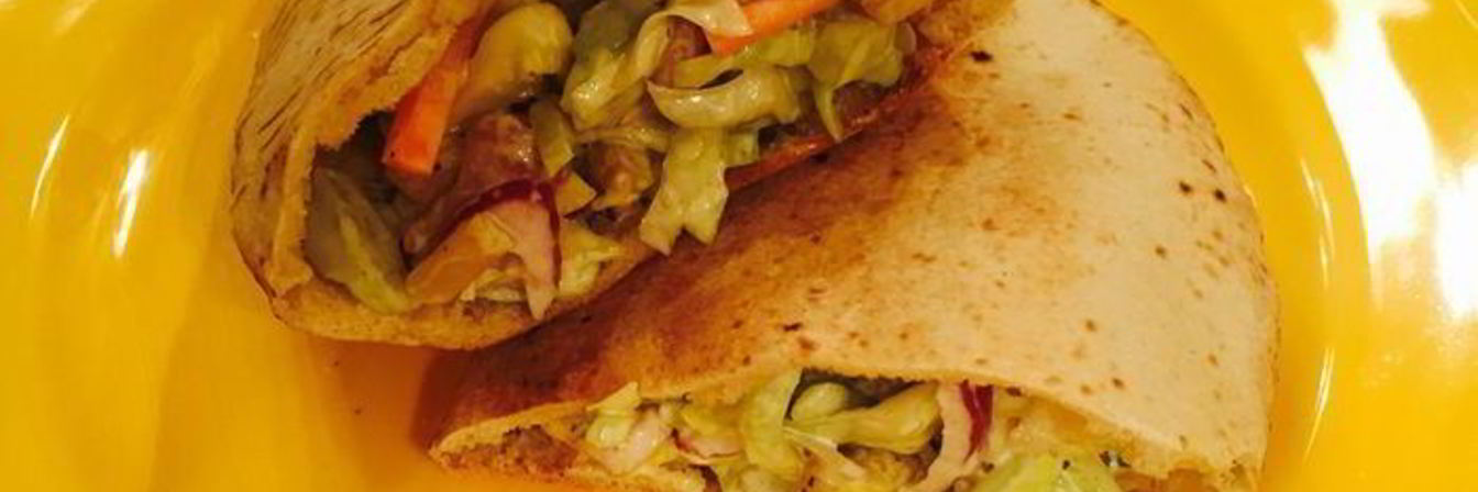 Сочная пита с курицей и салатом