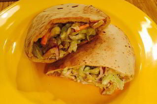 Сочная пита с курицей и салатом