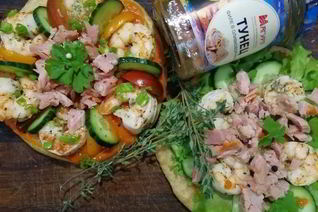 Цельнозерновая лепешка с тунцом, креветками и перечным соусом