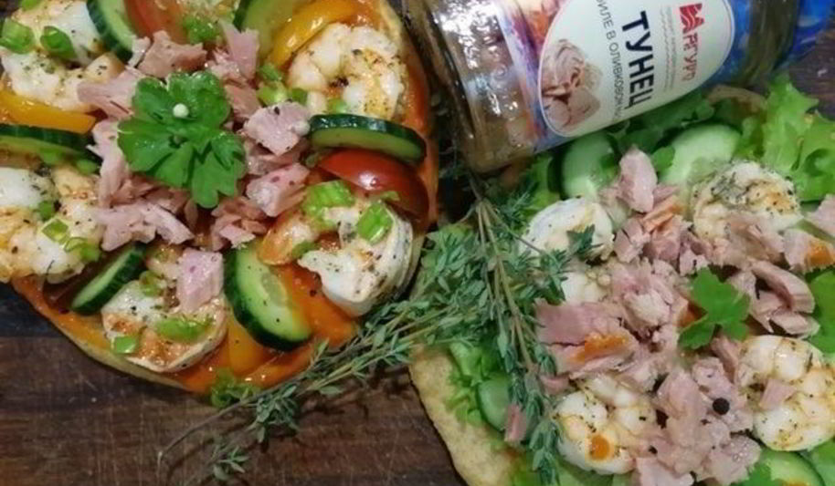 Рецепт цельнозерновой лепешки с тунцом, креветками и перечным соусом