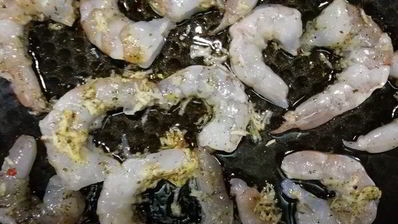 цельнозерновая лепешка с тунцом, креветками и перечным соусом