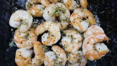 цельнозерновая лепешка с тунцом, креветками и перечным соусом